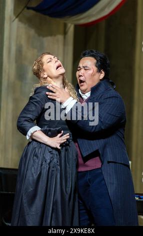 Sondra Radvanovsky (Maddalena di Coigny), Amartuvshin Enkhbat (Carlo Gerard) dans ANDREA CHENIER au Royal Opera, Covent Garden, Londres WC2 30/05/2024 musique : Umberto Giordano livret : Luigi Illica chef d'orchestre : Antonio Pappano costumes : Robert Jones costumes : Jenny Tiramani éclairage : Adam Silverman chorégraphie originale et mouvement : Andrew George Agurtzane Arrien réalisateur original : David McVicar réalisateur du renouveau : Thomas Guthrie Banque D'Images