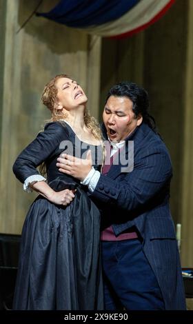 Sondra Radvanovsky (Maddalena di Coigny), Amartuvshin Enkhbat (Carlo Gerard) dans ANDREA CHENIER au Royal Opera, Covent Garden, Londres WC2 30/05/2024 musique : Umberto Giordano livret : Luigi Illica chef d'orchestre : Antonio Pappano costumes : Robert Jones costumes : Jenny Tiramani éclairage : Adam Silverman chorégraphie originale et mouvement : Andrew George Agurtzane Arrien réalisateur original : David McVicar réalisateur du renouveau : Thomas Guthrie Banque D'Images