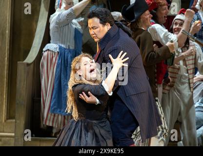 Sondra Radvanovsky (Maddalena di Coigny), Amartuvshin Enkhbat (Carlo Gerard) dans ANDREA CHENIER au Royal Opera, Covent Garden, Londres WC2 30/05/2024 musique : Umberto Giordano livret : Luigi Illica chef d'orchestre : Antonio Pappano costumes : Robert Jones costumes : Jenny Tiramani éclairage : Adam Silverman chorégraphie originale et mouvement : Andrew George Agurtzane Arrien réalisateur original : David McVicar réalisateur du renouveau : Thomas Guthrie Banque D'Images