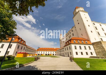Château de Bratislava sur la colline du château à Bratislava, Slovaquie par une journée ensoleillée, pas de gens. Bratislava paysage urbain panoramique avec le château historique. Banque D'Images