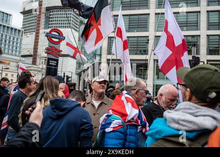 Manifestants à Tommy Robinson le 1er juin mars et rallye, Londres, Angleterre Royaume-Uni, 01/06/2024 Banque D'Images