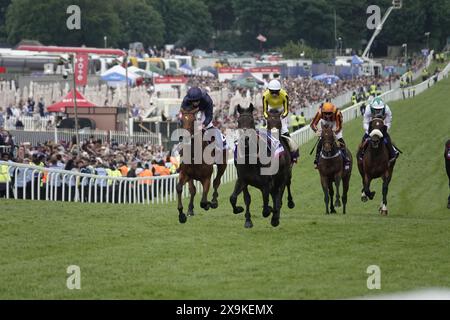 Epsom, Surrey, Royaume-Uni. 1er juin 2024. City of Troy (l), avec Ryan Moore (couleurs bleu foncé) vers le haut, franchit la ligne d'arrivée juste derrière voyage, qui a délogé son jockey PJ Dobbs - au Betfred Derby, couru sur un mile et quatre furlongues sur l'emblématique hippodrome Epsom Downs. Crédit : Motofoto/Alamy Live News Banque D'Images