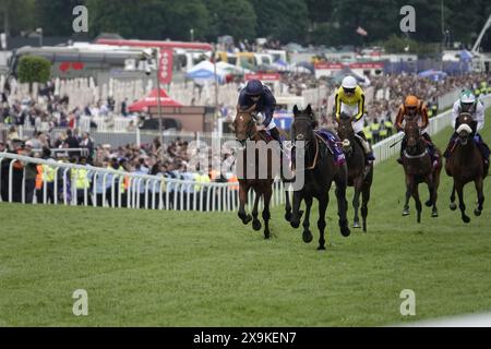 Epsom, Surrey, Royaume-Uni. 1er juin 2024. City of Troy (l), avec Ryan Moore (couleurs bleu foncé) vers le haut, franchit la ligne d'arrivée juste derrière voyage, qui a délogé son jockey PJ Dobbs - au Betfred Derby, couru sur un mile et quatre furlongues sur l'emblématique hippodrome Epsom Downs. Crédit : Motofoto/Alamy Live News Banque D'Images