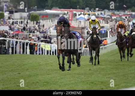 Epsom, Surrey, Royaume-Uni. 1er juin 2024. City of Troy (l), avec Ryan Moore (couleurs bleu foncé) vers le haut, franchit la ligne d'arrivée juste derrière voyage, qui a délogé son jockey PJ Dobbs - au Betfred Derby, couru sur un mile et quatre furlongues sur l'emblématique hippodrome Epsom Downs. Crédit : Motofoto/Alamy Live News Banque D'Images