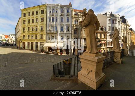 Paysage urbain de Brno du monastère des Capucins avec des statues de moines capucins, des frères tenant une croix et la République tchèque, l'architecture tchèque, les bâtiments. Banque D'Images