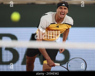 Paris, France. 01 juin 2024. Allemand Alexander Zverev photographié en action lors d'un match de tennis entre l'allemand Zverev et le néerlandais Griekspoor, au troisième tour du simple masculin, lors de l'Open de France de Roland Garros, à Paris, le samedi 1er juin 2024. Le tournoi de cette année se déroule du 26 mai au 09 juin. BELGA PHOTO BENOIT DOPPAGNE crédit : Belga News Agency/Alamy Live News Banque D'Images