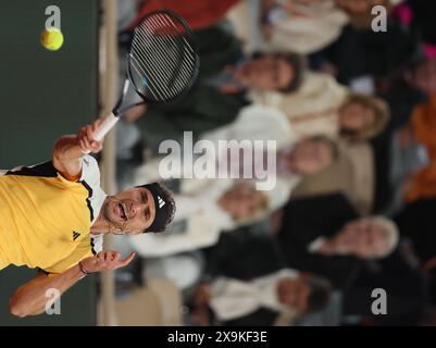 Paris, France. 01 juin 2024. Allemand Alexander Zverev photographié en action lors d'un match de tennis entre l'allemand Zverev et le néerlandais Griekspoor, au troisième tour du simple masculin, lors de l'Open de France de Roland Garros, à Paris, le samedi 1er juin 2024. Le tournoi de cette année se déroule du 26 mai au 09 juin. BELGA PHOTO BENOIT DOPPAGNE crédit : Belga News Agency/Alamy Live News Banque D'Images