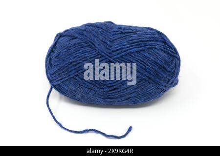Photographie rapprochée d'une boule de fil bleu gros plan, écheveau de laine islandaise isolé sur fond blanc Banque D'Images