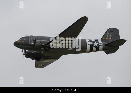 Le C-47 Skytrain « Placid Lassie » passe au-dessus, pendant le Duxford Summer Air Show : jour J 80 à IWM Duxford, Duxford, Royaume-Uni, le 1er juin 2024 (photo de Cody Froggatt/News images) Banque D'Images