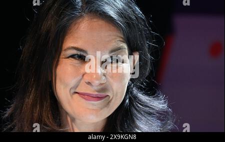 Erfurt, Allemagne. 01 juin 2024. Annalena Baerbock (Bündnis90/Die Grünen), ministre des Affaires étrangères, prend la parole lors d'un événement au Congrès catholique allemand à Erfurt. Le rassemblement chrétien de cinq jours se termine le dimanche par un service de clôture. Crédit : Hendrik Schmidt/dpa/Alamy Live News Banque D'Images