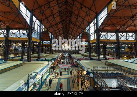 Budapest vue panoramique sur le paysage de Central Market Hall, Grand Market Hall, un marché alimentaire avec une belle architecture, des aliments frais, des gens shopping. Banque D'Images