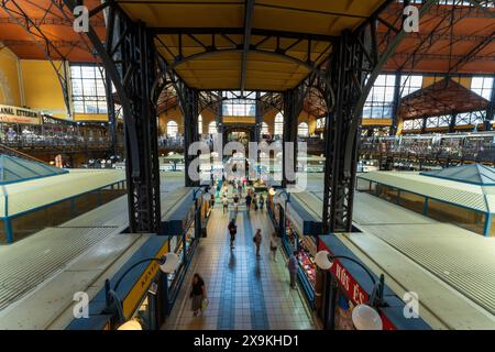 Hall du marché central de Budapest. Vue intérieure panoramique de Great Market Hall avec des gens qui font du shopping aux étals des vendeurs, magasins. Budapest, Hongrie style de vie. Banque D'Images