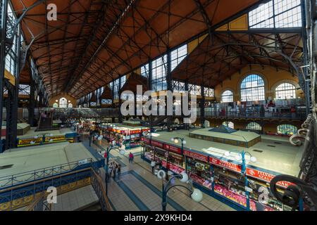 Budapest vue intérieure panoramique du Grand Market Hall, Central Market Hall. À l'intérieur de la célèbre salle du marché alimentaire avec une belle architecture, de la nourriture fraîche Banque D'Images