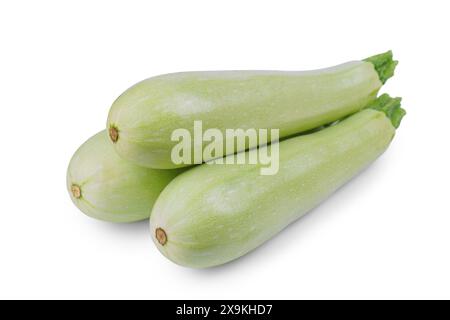 Courgettes ou courgettes biologiques vertes fraîches mûres isolées sur fond blanc. Tas de moelle végétale crue, nourriture saine, ingrédient, agriculture. Banque D'Images