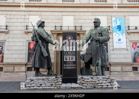 Extérieur du musée de Budapest avec des soldats aux statues de guerre avec barricade. L'exposition du musée, expo présente l'histoire hongroise, européenne et mondiale, de la guerre. Banque D'Images