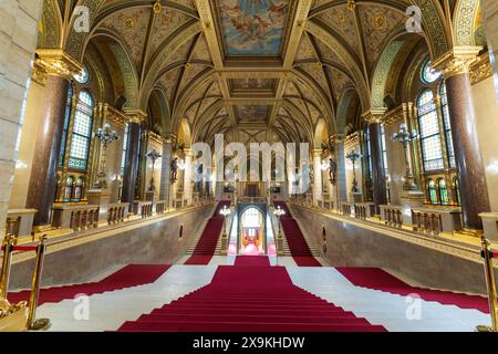 Budapest, Hongrie, UE - 8 septembre 2022. Intérieur du bâtiment du Parlement hongrois, le Parlement de Budapest avec le grand escalier, grand hall. Banque D'Images