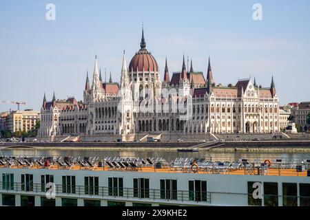 Bâtiment du Parlement hongrois, connu sous le nom de Parlement de Budapest avec un pont de bateau à aubes vide avec des chaises sur le Danube. Jour, pas de gens. Banque D'Images