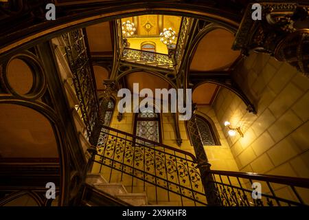 Budapest, Hongrie, Europe - 8 septembre 2022. Intérieur du bâtiment du Parlement hongrois, à l'intérieur du Parlement de Budapest avec vitraux, escalier. Banque D'Images