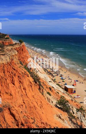 Albufeira, Faro, Algarve, Portugal - 27 août 2017 : vue de dessus de falaise d'une plage animée de Falesia vue depuis Olhos de Agua. Banque D'Images