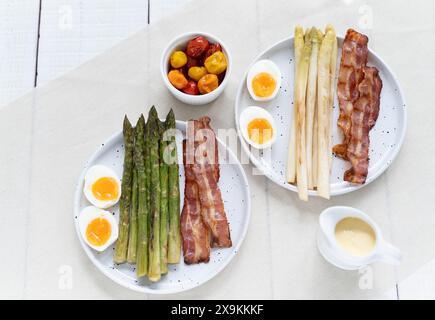 Asperges vertes et blanches servies avec œufs durs, bacon. Les asperges représentant les fibres alimentaires sont très populaires en Allemagne pendant Spargelzeit Banque D'Images