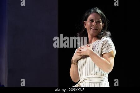 Erfurt, Allemagne. 01 juin 2024. Annalena Baerbock (Bündnis90/Die Grünen), ministre des Affaires étrangères, réagit lors d'un événement au Congrès catholique allemand. Le rassemblement chrétien de cinq jours se termine le dimanche par un service de clôture. Crédit : Hendrik Schmidt/dpa/Alamy Live News Banque D'Images