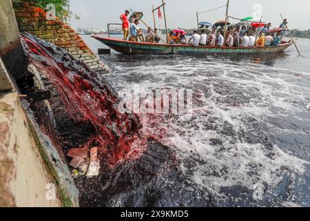 1er juin 2024, Dhaka, Bangladesh : les déchets chimiques des usines coulent sans entrave dans la rivière Buriganga, à Dhaka, Bangladesh, le 1er juin 2024. Les usines de teinture de la région de Shampur de la capitale ont continué à polluer la rivière Burigangana en rejetant des déchets liquides bruts directement dans la rivière. La pollution et la perte de navigabilité dans le Buriganga et les autres fleuves entourant la capitale obligent des milliers de personnes à changer leurs moyens de subsistance. Beaucoup de pêcheurs et de bateliers qui dépendaient autrefois de ces rivières pour vivre ont changé à d'autres professions car les rivières sont devenues trop polluées et asséchées u Banque D'Images