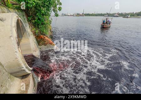 1er juin 2024, Dhaka, Bangladesh : les déchets chimiques des usines coulent sans entrave dans la rivière Buriganga, à Dhaka, Bangladesh, le 1er juin 2024. Les usines de teinture de la région de Shampur de la capitale ont continué à polluer la rivière Burigangana en rejetant des déchets liquides bruts directement dans la rivière. La pollution et la perte de navigabilité dans le Buriganga et les autres fleuves entourant la capitale obligent des milliers de personnes à changer leurs moyens de subsistance. Beaucoup de pêcheurs et de bateliers qui dépendaient autrefois de ces rivières pour vivre ont changé à d'autres professions car les rivières sont devenues trop polluées et asséchées u Banque D'Images