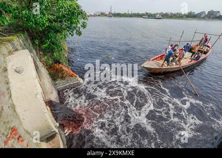 1er juin 2024, Dhaka, Bangladesh : les déchets chimiques des usines coulent sans entrave dans la rivière Buriganga, à Dhaka, Bangladesh, le 1er juin 2024. Les usines de teinture de la région de Shampur de la capitale ont continué à polluer la rivière Burigangana en rejetant des déchets liquides bruts directement dans la rivière. La pollution et la perte de navigabilité dans le Buriganga et les autres fleuves entourant la capitale obligent des milliers de personnes à changer leurs moyens de subsistance. Beaucoup de pêcheurs et de bateliers qui dépendaient autrefois de ces rivières pour vivre ont changé à d'autres professions car les rivières sont devenues trop polluées et asséchées u Banque D'Images