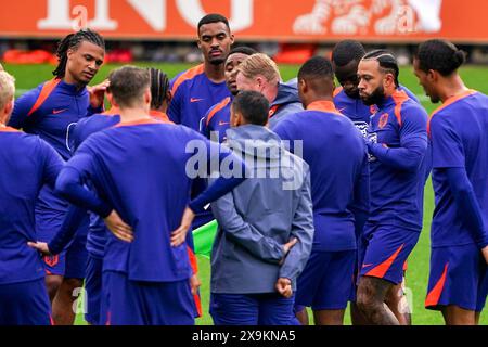 Zeist, pays-Bas. 01 juin 2024. ZEIST, PAYS-BAS - 1er JUIN : les joueurs des pays-Bas forment un caucus lors d'une session d'entraînement de l'équipe de football des pays-Bas sur le campus KNVB le 1er juin 2024 à Zeist, pays-Bas. (Photo par Andre Weening/Orange Pictures) crédit : Orange pics BV/Alamy Live News Banque D'Images