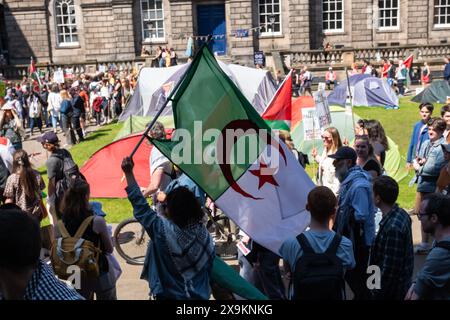 Édimbourg, Écosse, Royaume-Uni. 1er juin 2024. Les personnes soutenant la Palestine se rassemblent au pied de la butte pour protester contre le conflit israélo-palestinien en cours, puis descendent dans les rues pour marcher à travers la ville jusqu'au campement de l'ancien collège. Crédit : Skully/Alamy Live News Banque D'Images