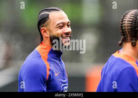 Zeist, pays-Bas. 01 juin 2024. ZEIST, PAYS-BAS - 1er JUIN : Memphis Depay, des pays-Bas, rit lors d'une séance d'entraînement de l'équipe néerlandaise de football au campus KNVB le 1er juin 2024 à Zeist, pays-Bas. (Photo par Andre Weening/Orange Pictures) crédit : Orange pics BV/Alamy Live News Banque D'Images