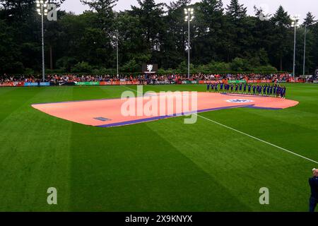 Zeist, pays-Bas. 01 juin 2024. ZEIST, PAYS-BAS - 1er JUIN : joueurs des pays-Bas debout à côté d'un maillot surdimensionné lors d'une séance d'entraînement de l'équipe néerlandaise de football sur le campus KNVB le 1er juin 2024 à Zeist, pays-Bas. (Photo par Andre Weening/Orange Pictures) crédit : Orange pics BV/Alamy Live News Banque D'Images