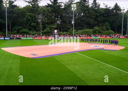 Zeist, pays-Bas. 01 juin 2024. ZEIST, PAYS-BAS - 1er JUIN : joueurs des pays-Bas debout à côté d'un maillot surdimensionné lors d'une séance d'entraînement de l'équipe néerlandaise de football sur le campus KNVB le 1er juin 2024 à Zeist, pays-Bas. (Photo par Andre Weening/Orange Pictures) crédit : Orange pics BV/Alamy Live News Banque D'Images