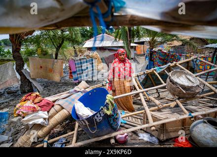 1er juin 2024, Paikgasa, Khulna, Khulna, Bangladesh : le cyclone Rimal a frappé la côte sud du Bangladesh le 26 mai. La durabilité de Cyclone Rimal était de plus de 12 heures. De nombreux villages de la côte sud du Bangladesh ont été emportés et inondés. Des milliers de résidents côtiers ont été piégés dans l'eau. L'eau s'est effondrée et les dégâts ont été considérables. Achia Khatun, de l'Union Paikgacha Deluti, a été démunie dans le cyclone Rimal. Toutes ses maisons ont été détruites par le cyclone. Maintenant, il gagne temporairement sa vie sur le bord de la route. (Image de crédit : © MD Harun ou Rashid/ZUMA Press Wire) EDITORIAL USA Banque D'Images