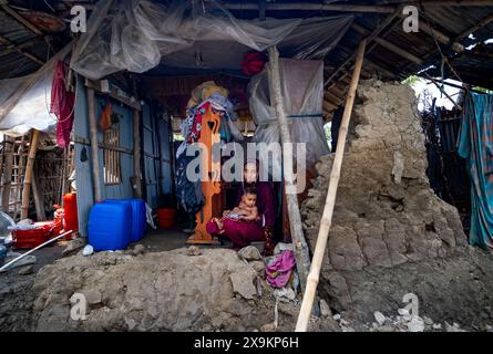 1er juin 2024, Paikgasa, Khulna, Khulna, Bangladesh : le cyclone Rimal a frappé la côte sud du Bangladesh le 26 mai. La durabilité de Cyclone Rimal était de plus de 12 heures. De nombreux villages de la côte sud du Bangladesh ont été emportés et inondés. Des milliers de résidents côtiers ont été piégés dans l'eau. L'eau s'est effondrée et les dégâts ont été considérables. Khadija Khatun, de l'Union Paikgacha Deluti, a été démunie dans le cyclone Rimal. Toutes ses maisons ont été détruites par le cyclone. Maintenant, il gagne temporairement sa vie sur le bord de la route. (Crédit image : © MD Harun ou Rashid/ZUMA Press Wire) EDITORIAL Banque D'Images