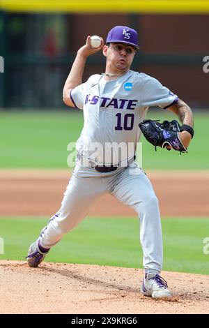 1er juin 2024 : le lanceur Wildcats Blake Dean #10 se prépare à relâcher la balle vers l'assiette. Kansas State a battu Louisiana Tech 19-4 dans un match retardé par temps à Fayetteville, AR. Richey Miller/CSM Banque D'Images