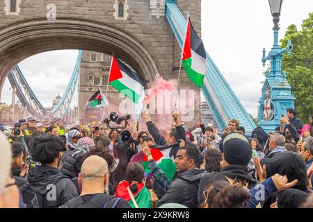 Londres, Royaume-Uni. 01 JUIN 2024. Les manifestants pro-Palestine se rassemblent avec des bombes fumigènes sur une section du chemin de droite du Tower Bridge. Crédit Milo Chandler/Alamy Live News Banque D'Images