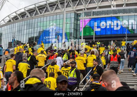 Londres, Royaume-Uni. 1er juin 2024. Les fans de Dortmund vérifient leurs billets avant la finale de la Ligue des Champions entre le Real Madrid et le Borussia Dortmund au stade de Wembley. Des services de police et de sécurité supplémentaires, ainsi que des panneaux d'interdiction d'alcool (en plusieurs langues) autour du stade sont en place pour assurer la sécurité des foules. Credit : Stephen Chung / Alamy Live News Banque D'Images