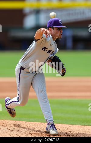 1er juin 2024 : Blake Dean #10 lanceur pour Kansas State relâche la balle vers l'assiette. Kansas State a battu Louisiana Tech 19-4 dans un match retardé par temps à Fayetteville, AR. Richey Miller/CSM(image crédit : © Richey Miller/Cal Sport Media) Banque D'Images