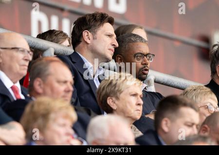 LLANELLI, PAYS DE GALLES - 31 MAI 2024 : Vaughan Gething premier ministre du pays de Galles avec président-directeur général. Football Association du pays de Galles, Noel Mooney lors du match de qualification de l'UEFA Women's Euro 2025 League B entre les femmes du pays de Galles et les femmes de l'Ukraine au Parc y Scarlets à Llanelli le 31 mai 2024. (Photo par Ashley Crowden/FAW) Banque D'Images