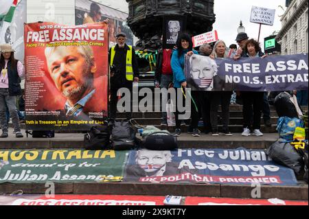 Londres, Royaume-Uni, 1er juin 2024. Julian Assange supporters avec des pancartes dans Piccadilly Circus. Crédit : David Tramontan / Alamy Live News Banque D'Images