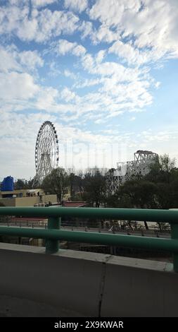 Mexico, Mexique - 20 mars 2024 : la roue de la Fortune Aztlan 360, une icône urbaine de 85 mètres de haut, pièce maîtresse du parc urbain Aztlan Banque D'Images