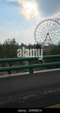 Mexico, Mexique - 20 mars 2024 : la roue de la Fortune Aztlan 360, une icône urbaine de 85 mètres de haut, pièce maîtresse du parc urbain Aztlan Banque D'Images