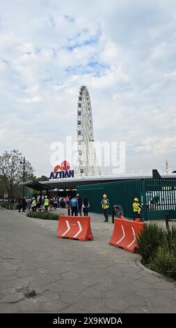 Mexico, Mexique - 20 mars 2024 : la roue de la Fortune Aztlan 360, une icône urbaine de 85 mètres de haut, pièce maîtresse du parc urbain Aztlan Banque D'Images