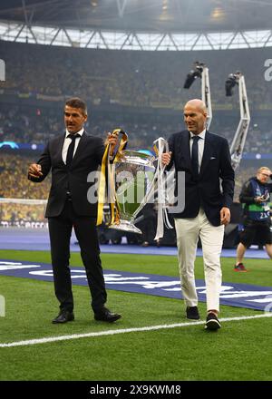 Londres, Royaume-Uni. 1er juin 2024. Karl-Heinz Riedle et Zinedine Zidane présentent le Trophée de l'UEFA Champions League avant le match final de l'UEFA Champions League au stade de Wembley à Londres. Le crédit photo devrait se lire comme suit : David Klein/Sportimage crédit : Sportimage Ltd/Alamy Live News Banque D'Images