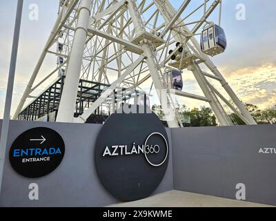 Mexico, Mexique - 20 mars 2024 : la roue de la Fortune Aztlan 360, une icône urbaine de 85 mètres de haut, pièce maîtresse du parc urbain Aztlan Banque D'Images