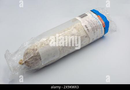 Kiev, Ukraine - 24 septembre 2022 : tournage en studio de Salumeo paquet de salami italien gros plan sur blanc. Banque D'Images