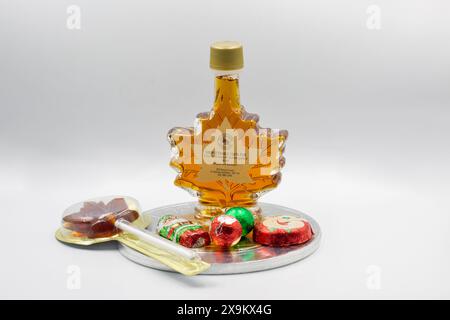 Kiev, Ukraine - 22 janvier 2023 : séance photo en studio de sirop d'érable, bonbons en forme de feuille d'érable, bonbons et autres souvenirs du Canada en gros plan sur blanc Banque D'Images