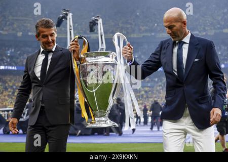 Zeist, pays-Bas. 01 juin 2024. LONDRES - (de gauche à droite) Karl-Heinz Riedle, Zinedine Zidane avec le trophée de l'UEFA Champions League, Coupe des clubs Champions European lors de la finale de l'UEFA Champions League entre le Borussia Dortmund et le Real Madrid au stade de Wembley le 1er juin 2024 à Londres, Royaume-Uni. ANP | Hollandse Hoogte | MAURICE VAN STEEN crédit : ANP/Alamy Live News Banque D'Images