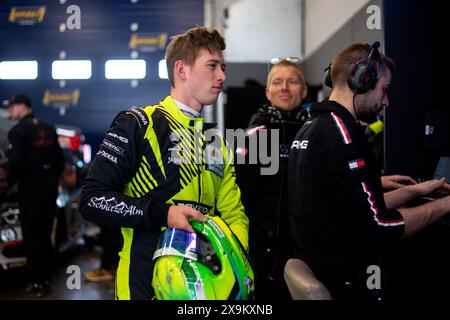 David Schumacher (Schnitzelalm Racing, Mercedes AMG GT4, SP10, #111) in der Box, GER, 52. ADAC Ravenol 24h Nuerburgring, 24 Stunden Rennen, 01.06.2024 Foto : Eibner-Pressefoto/Michael Memmler Banque D'Images